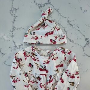 NWOT Burt’s Bees Baby Bird and Berries Onsie with hat size 3-6 Months